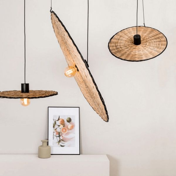 Suspension forme soucoupe Costas noire et rotin ambiance ø600
