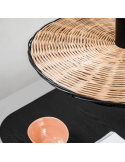 Détail de la suspension Costas en forme de soucoupe noire et rotin ø600