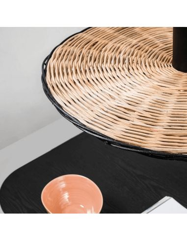 Détail de la suspension Costas en forme de soucoupe noire et rotin ø600