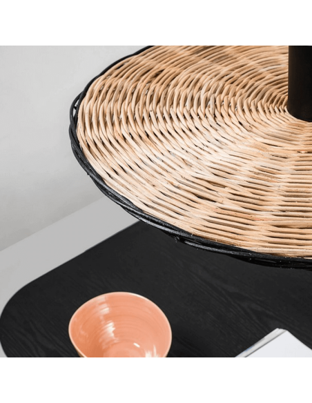 Détail de la suspension Costas en forme de soucoupe noire et rotin ø600