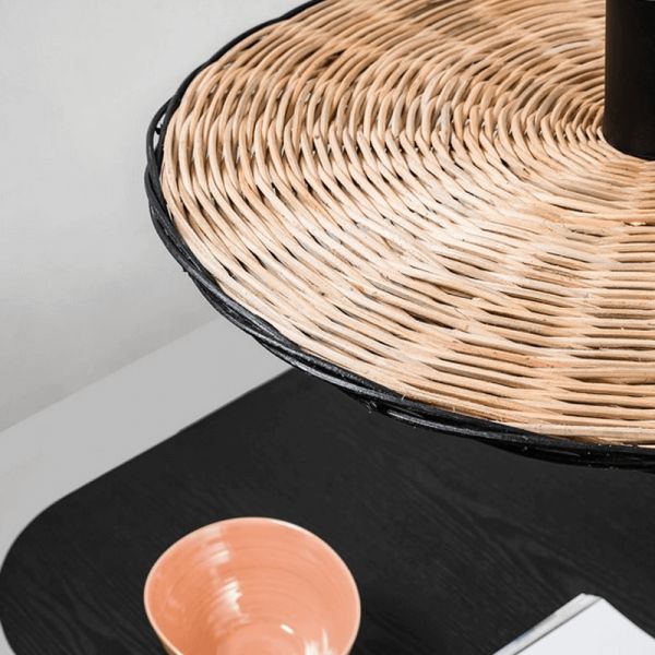 Détail de la suspension Costas en forme de soucoupe noire et rotin ø600