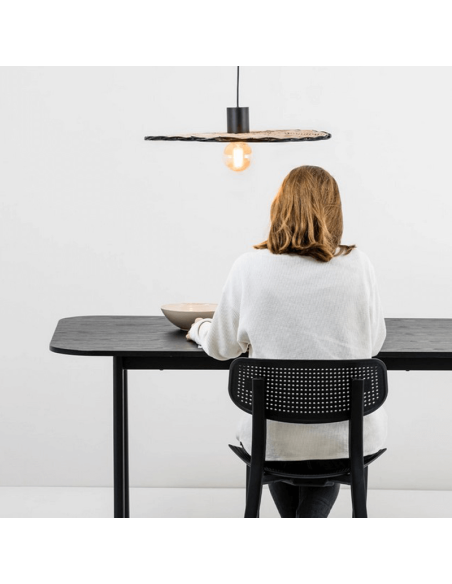 Suspension forme soucoupe Costas noire et rotin ø600 ambiance Faro