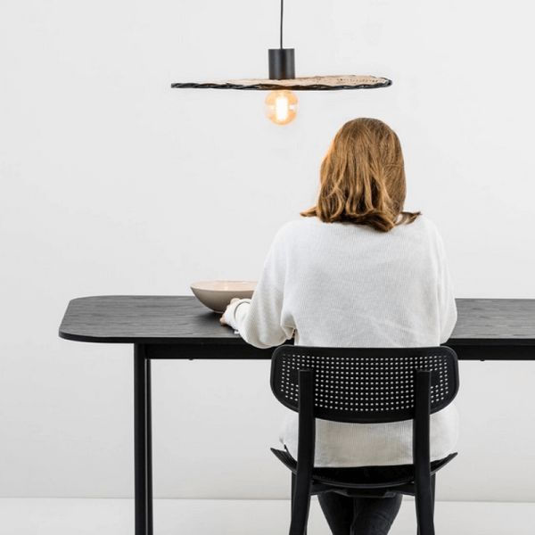 Suspension forme soucoupe Costas noire et rotin ø600 ambiance Faro