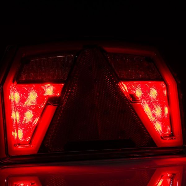 Piloto trasero LED con triangulo 12V 3/4 Funciones y Posición Efecto Neon 2A R1 S1 Con Cable FT-371 Fristom | LeonLeds
