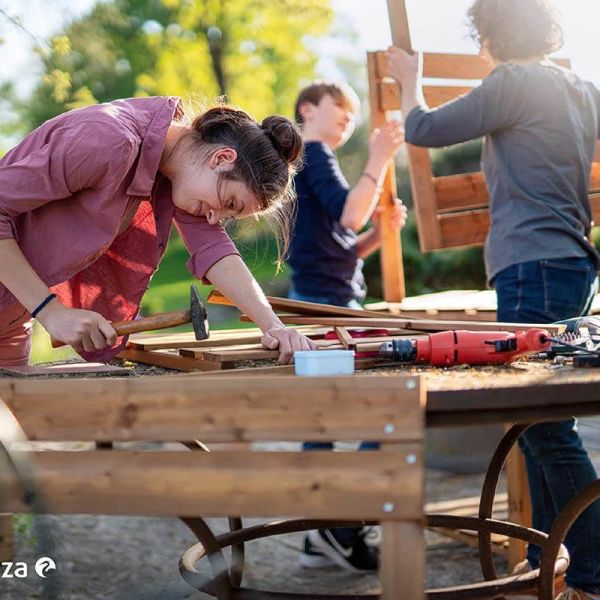 Enrouleur de câble avec 25 mètres de câble et poignée + 4 prises 3000 W 10 A 250 V 430021G Garza | LeonLeds