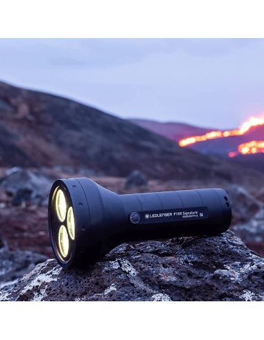 Environnement Lampe de poche LED très puissante 4500Lm et jusqu'à 720 mètres de portée P18R Signature LedLenser | leonleds