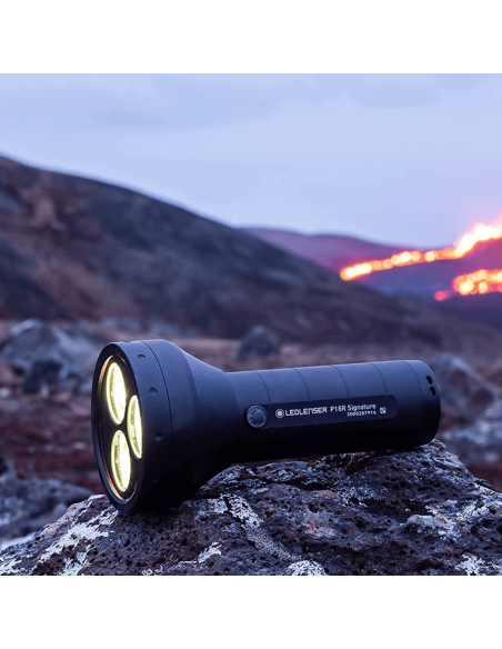 Environnement Lampe de poche LED très puissante 4500Lm et jusqu'à 720 mètres de portée P18R Signature LedLenser | leonleds