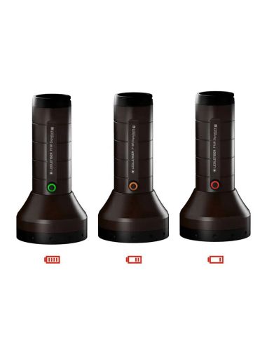 Indicateur lumineux Lampe de poche LED très puissante 4500Lm et jusqu'à 720 mètres de portée P18R Signature LedLenser | leonleds