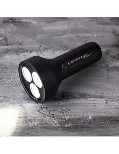 Linterna LED muy potente 4500Lm y hasta 720 metros de alcance P18R Signature LedLenser | LeonLeds