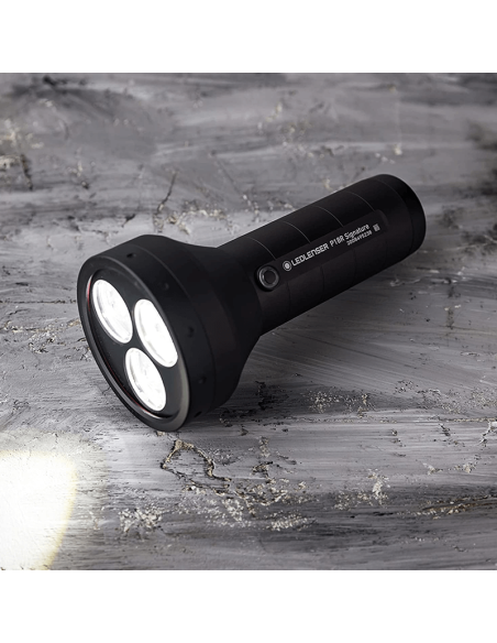 Lampe de poche LED très puissante 4500Lm et jusqu'à 720 mètres de portée P18R Signature LedLenser | leonleds