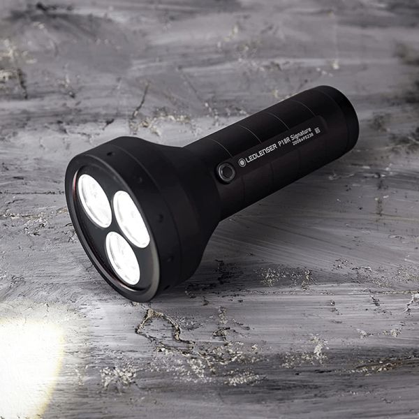 Linterna LED muy potente 4500Lm y hasta 720 metros de alcance P18R Signature LedLenser | LeonLeds