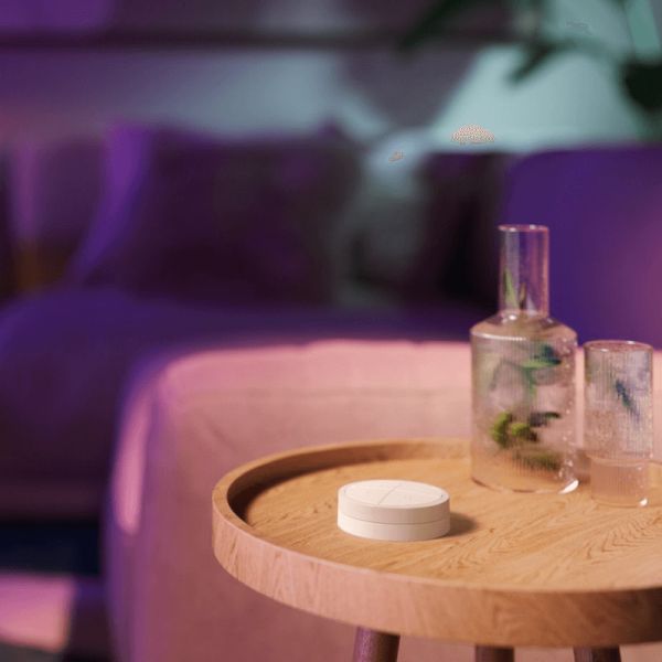 Soporte pared inalámbrico Philips Hue tap switch 4 botones y 1 selector color blanco utilizado sin soporte