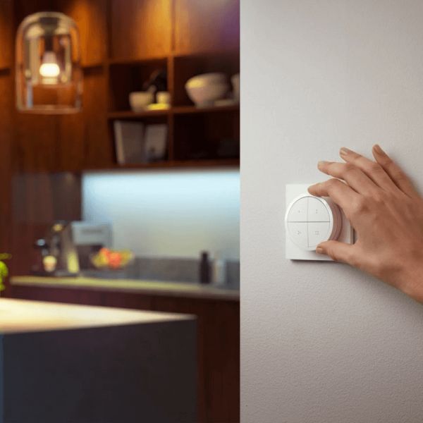 Soporte pared inalámbrico Philips Hue tap switch 4 botones y 1 selector color blanco colocado en la pared