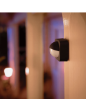 Sensor de exterior Philips Hue IP54 color negro colocado en pared