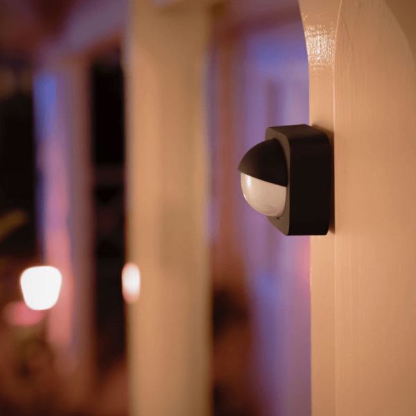 Capteur extérieur Philips Hue IP54 couleur noire posé au mur