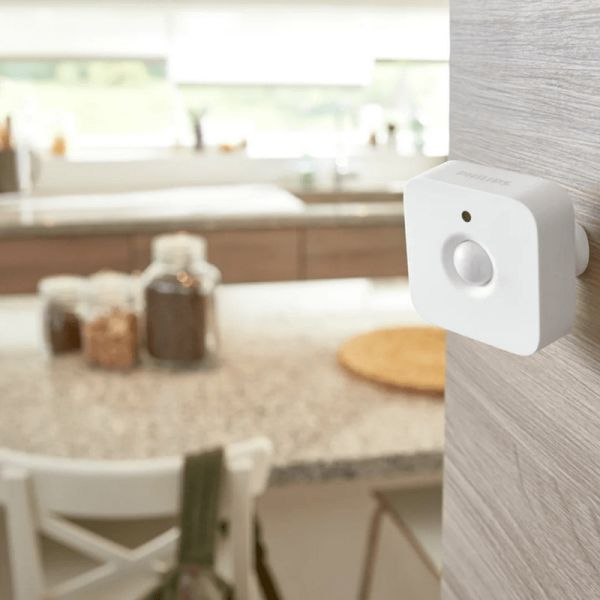 Sensor de movimiento Philips Hue Motion colocado en pared
