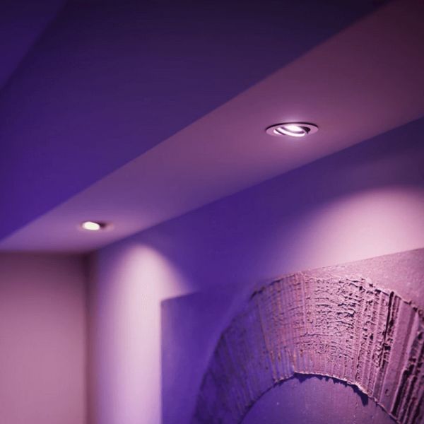 Bombilla inteligente LED Philips Hue White and Color Ambiance GU10 5,7W 2000K-6500K RGB foto ambiente techo