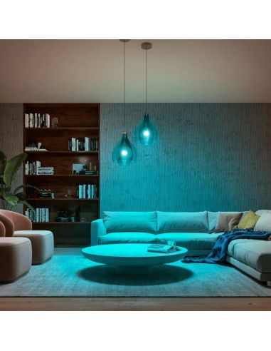 Bombilla inteligente Philips Hue White and Color Ambiance A60 E27 1100lm detalle luz fría en un salón
