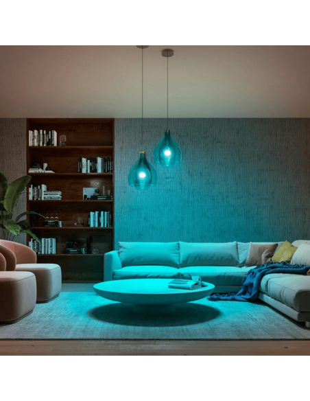 Bombilla inteligente Philips Hue White and Color Ambiance A60 E27 1100lm detalle luz fría en un salón