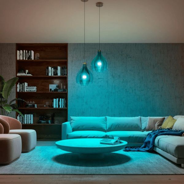 Bombilla inteligente Philips Hue White and Color Ambiance A60 E27 1100lm detalle luz fría en un salón