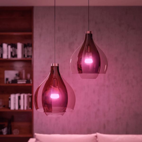 Lâmpada inteligente Philips Hue White e Color Ambiance A60 E27 1100lm detalhe de luz rosa
