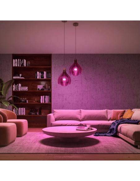 Bombilla inteligente Philips Hue White and Color Ambiance A60 E27 1100lm detalle luz rosa en un salón