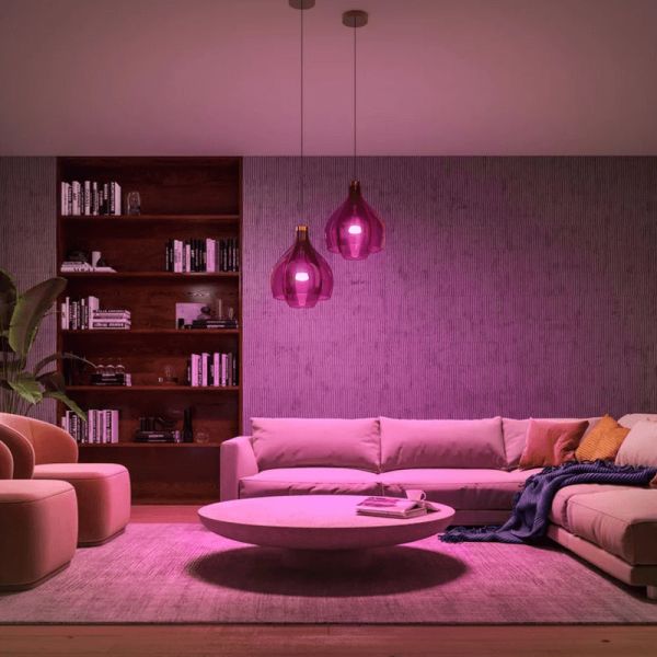 Bombilla inteligente Philips Hue White and Color Ambiance A60 E27 1100lm detalle luz rosa en un salón