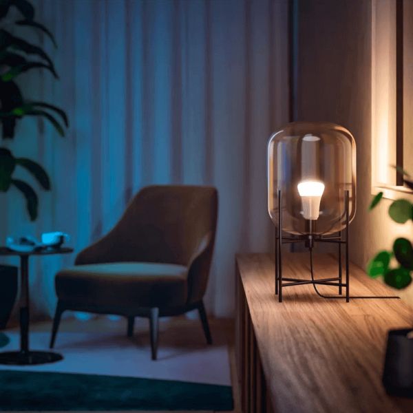 Lâmpada inteligente Philips Hue White e Color Ambiance A60 E27 800 Pack 3 numa sala de estar