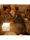 Lâmpada inteligente Philips Hue White Ambiance LED 4W 2200K-6500K Vela E14 470lm Pack 2 fotografia ambiente numa sala de estar