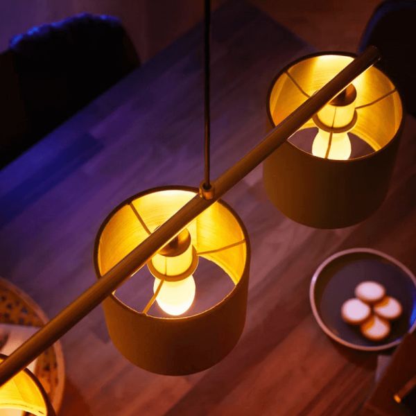 Lâmpada inteligente Philips Hue White Ambiance LED 4W 2200K-6500K Vela E14 470lm Pack 2 fotos ambiente em uma lâmpada