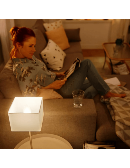Bombilla inteligente Philips Hue White Ambiance LED 4W 2200K-6500K Vela 470lm E14 foto ambiente en un salón
