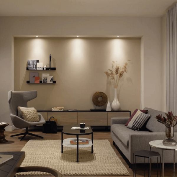 Bombilla inteligente Philips Hue White Ambiance 4.3W 2200K-6500K 350lm GU10 en un salón