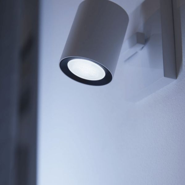 Bombilla inteligente Philips Hue White Ambiance 4.3W 2200K-6500K 350lm GU10 colocada en foco