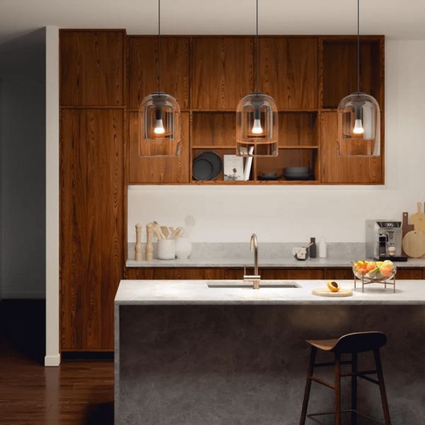 Lâmpada inteligente Philips Hue White Ambiance A67 13W 2200-6500K E27 1600lm em uma cozinha