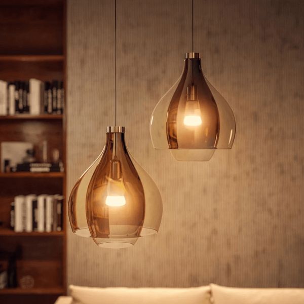 Bombilla inteligente Philips Hue White Ambiance A60 8W 2200K-6500K E27 1100lm en una lámpara