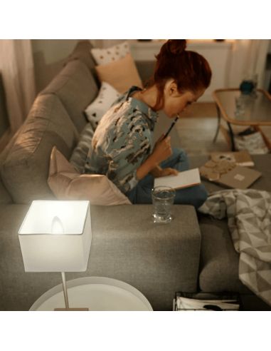 Bombilla inteligente Philips Hue LED 5.5W 2700K Vela 470lm E14 en un salón