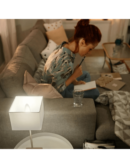 Bombilla inteligente Philips Hue LED 5.5W 2700K Vela 470lm E14 en un salón