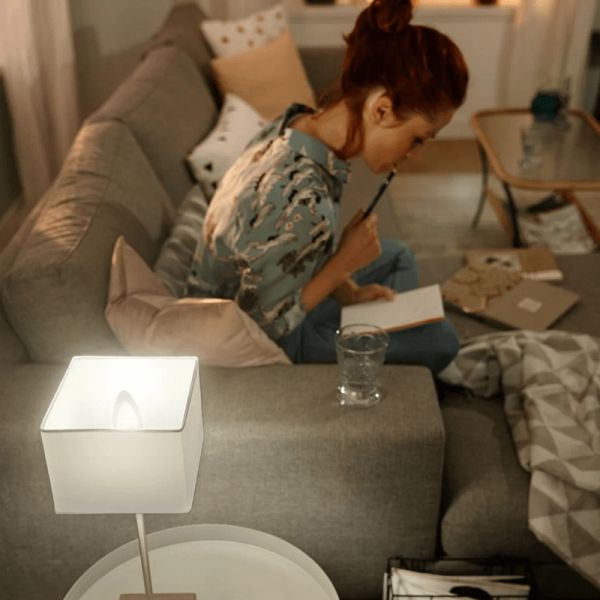 Bombilla inteligente Philips Hue LED 5.5W 2700K Vela 470lm E14 en un salón