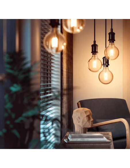 Bombilla inteligente 7W 550lm Philips Globo 2100K G93 E27 en un salón