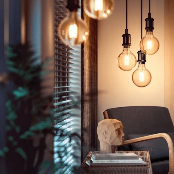 Bombilla inteligente 7W 550lm Philips Globo 2100K G93 E27 en un salón