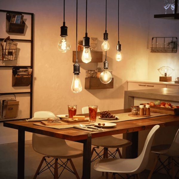 Bombilla inteligente 7W 550lm Philips Globo 2100K G93 E27 en un comedor