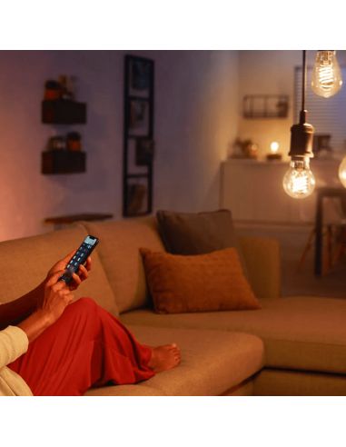 Lâmpada inteligente Philips HueWhite 7W 2100K 550lm A60 E27 em uma sala de estar