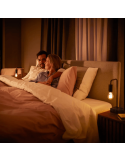 Bombilla inteligente Philips Hue White Ambiance 7W 2200-4500K Fil 550lm A60 E27 en una habitación