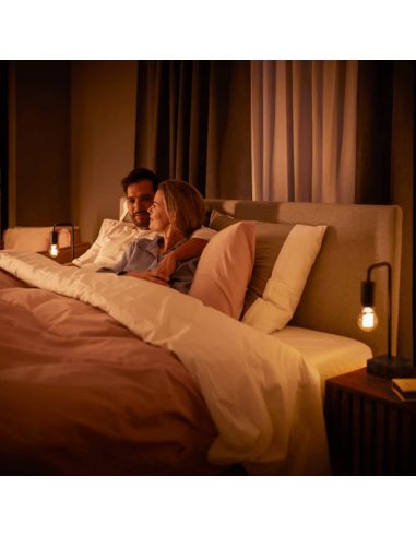 Lâmpada inteligente Philips Hue White Ambiance 7W 2200-4500K Fil 550lm A60 E27 em uma sala