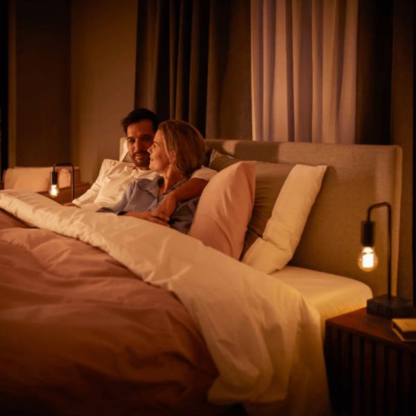 Lâmpada inteligente Philips Hue White Ambiance 7W 2200-4500K Fil 550lm A60 E27 em uma sala