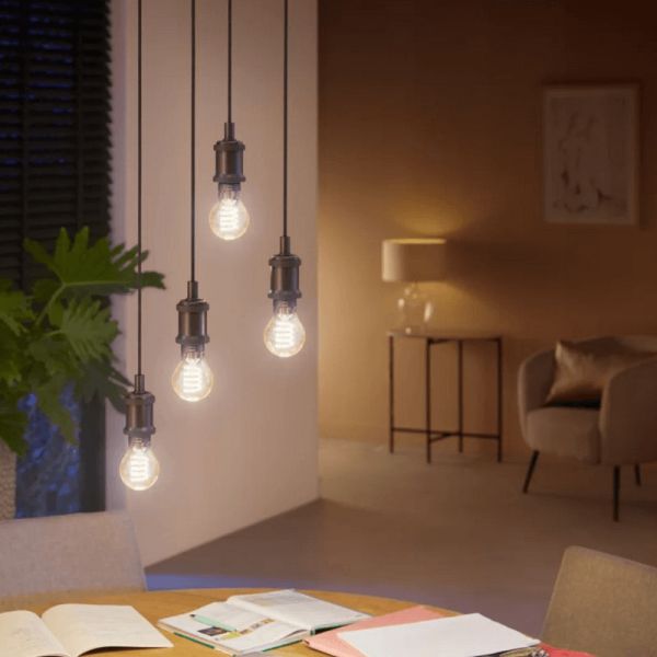 Lâmpada inteligente Philips Hue White Ambiance 7W 2200-4500K Fil 550lm A60 E27 em uma luminária suspensa