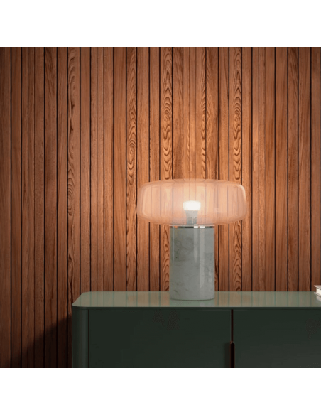 Lâmpada inteligente Philips HueWhite 9,5 W 2700 K luz branca quente regulável 1055 lm A60 E27 em uma luminária de mesa