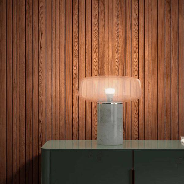 Bombilla inteligente Philips HueWhite 9.5W 2700K luz blanca cálida regulable 1055lm A60 E27 en una lámpara de mesa