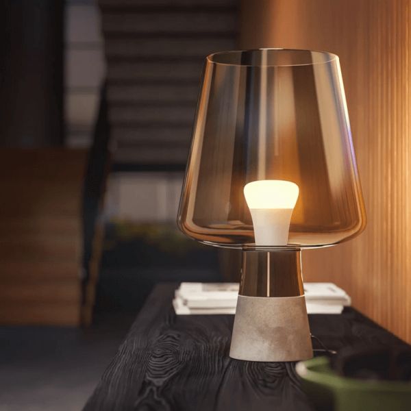 Lâmpada inteligente Philips HueWhite 9W A60 E27 806lm 2700K luz branca quente regulável pacote 2 em um candeeiro de mesa