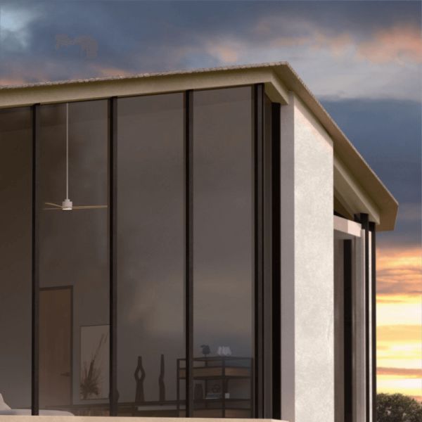 Ventilateur de plafond à DEL blanc Anne avec pales en bois clair DC pour les grands espaces dans un environnement d'entrepôt